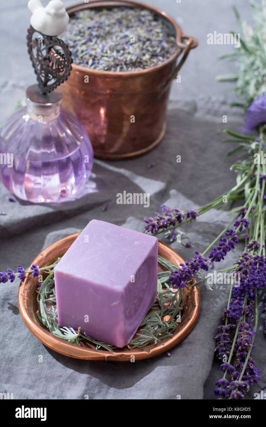Lavanda e sapone naturale olio profumato, realizzato da freschi o secchi fiori di lavanda, aroma treathment spa e trattamenti per le donne Foto Stock