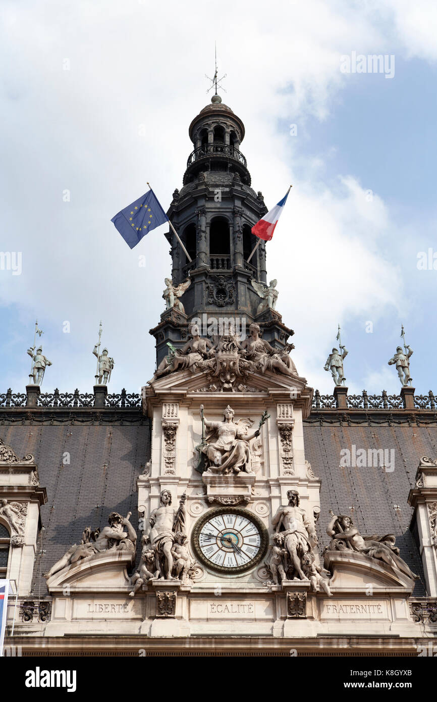 Francia, Parigi, Mairie de Paris (Hotel de Ville) Municipio torre dell'orologio. Foto Stock