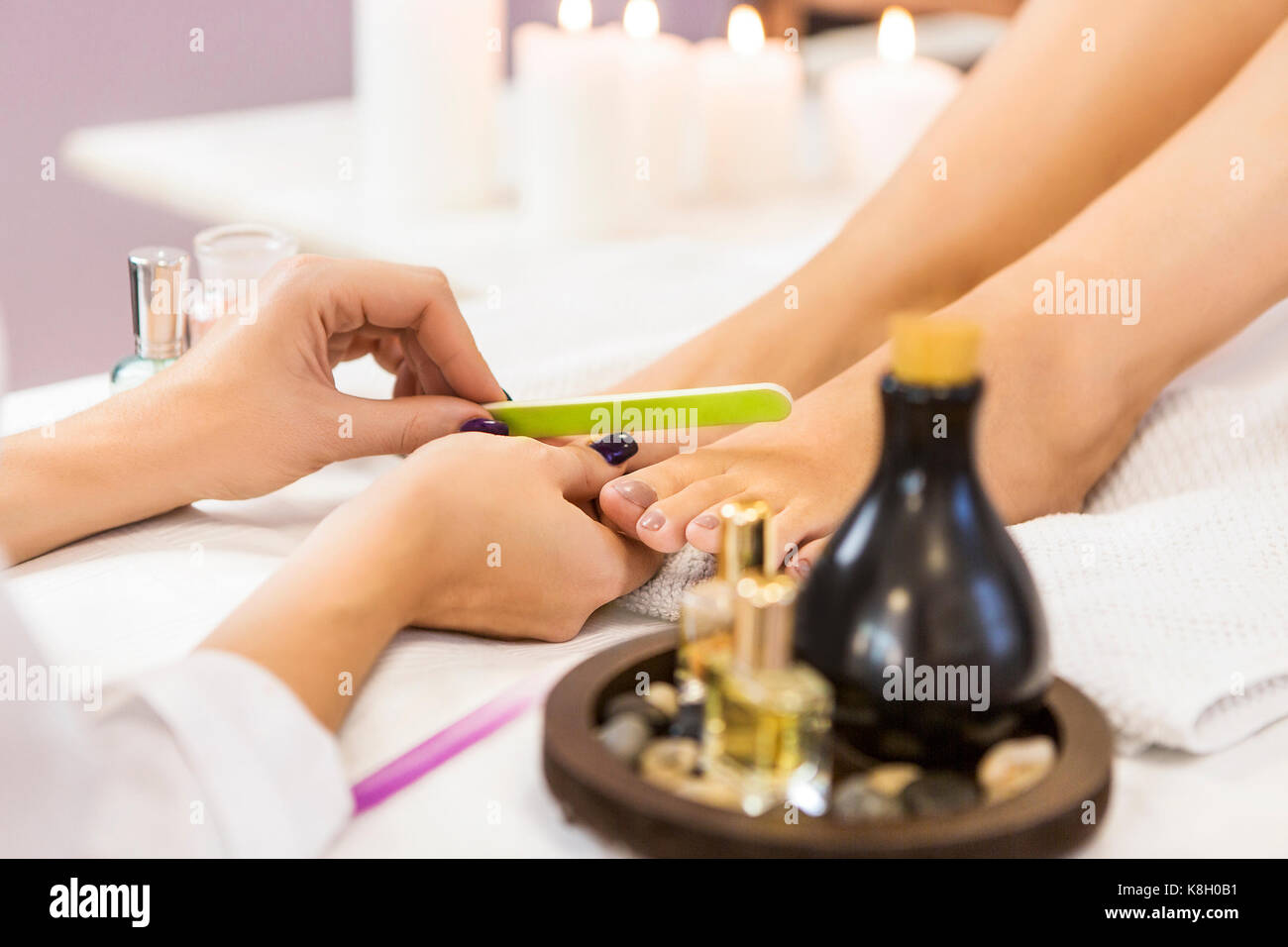 Pedicure in un salone di bellezza. nail lucidatura. close up. Foto Stock