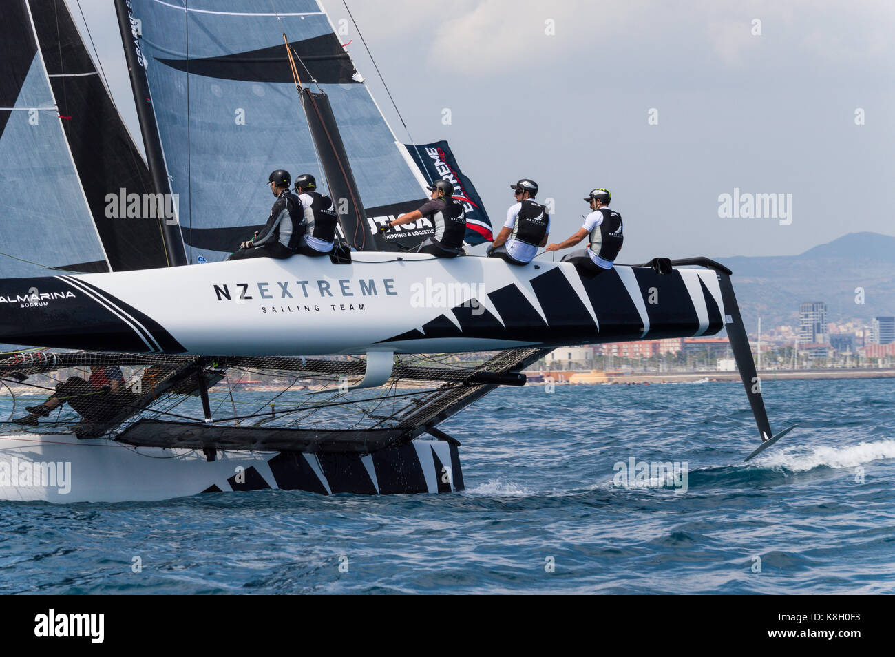 Nuova Zelanda team di GC-32 Cataman equipaggio racing a Extreme serie Vela, Barcellona Foto Stock
