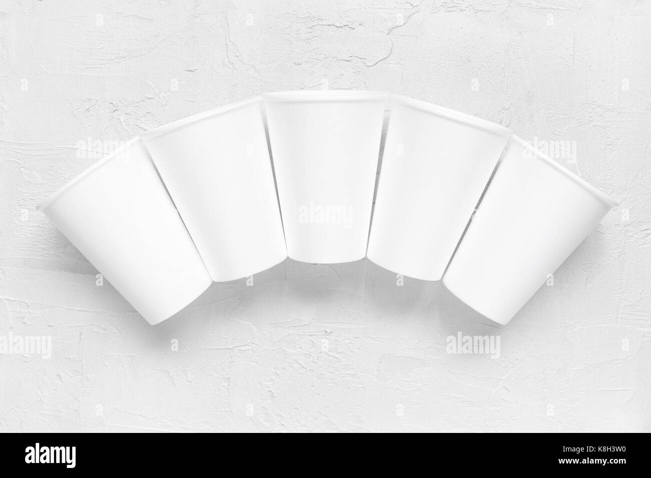 Cinque styrofoam bicchieri vuoti sul bianco tavola testurizzata Foto Stock