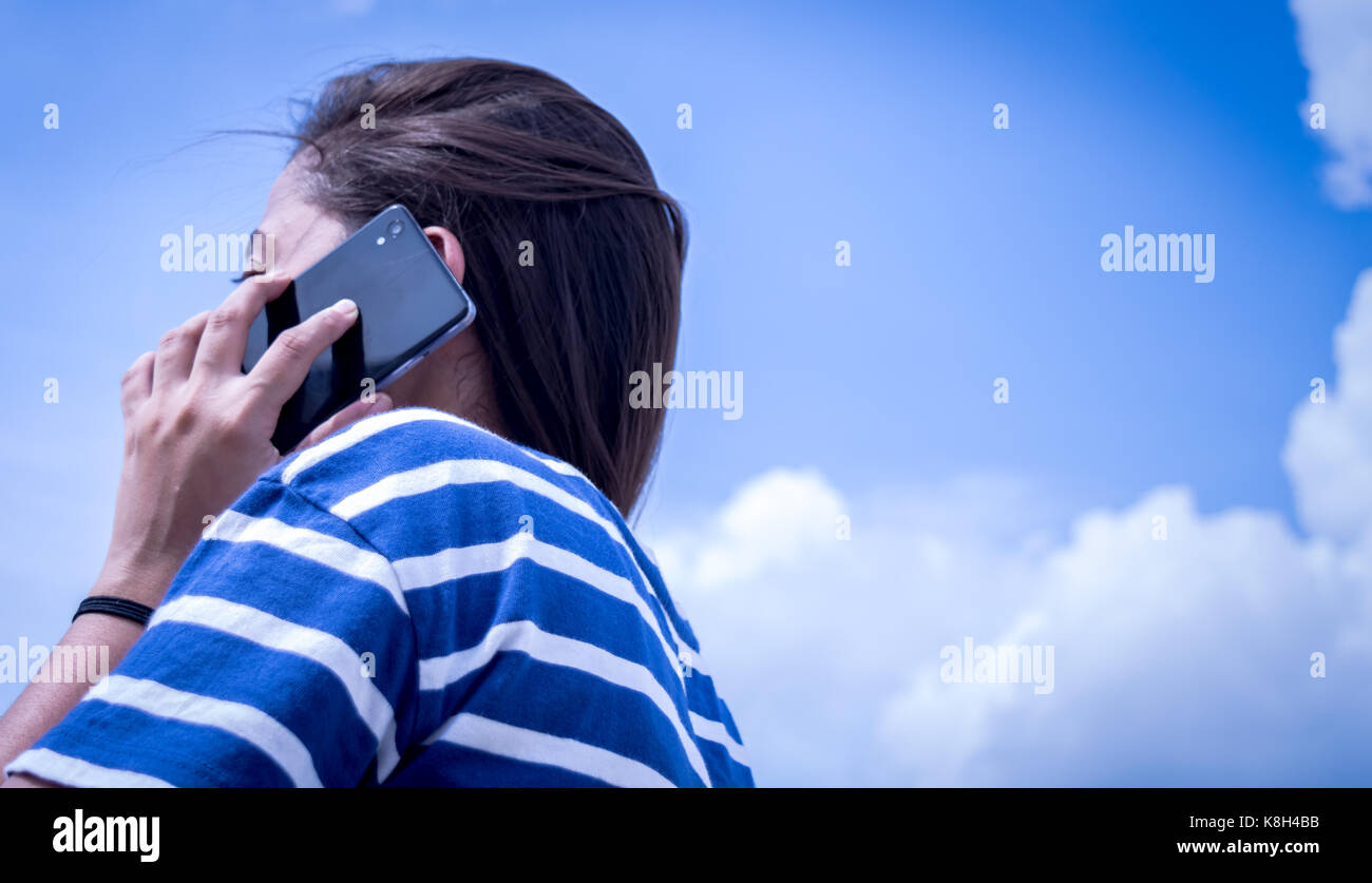 Foto di una ragazza parlando sulla sua cella. Foto Stock