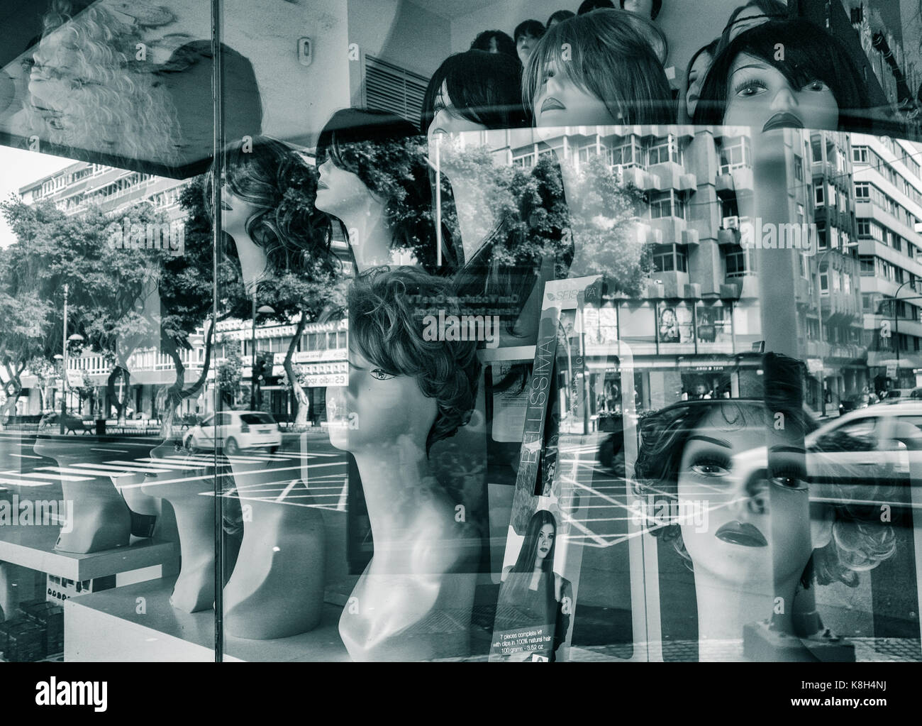 Parrucche in parrucchiere finestra. Foto Stock
