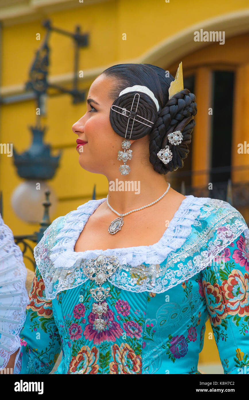 Donna Spagna tradizionale, vista di una giovane donna spagnola che indossa abiti tradizionali valenciani, Valencia, Spagna. Foto Stock