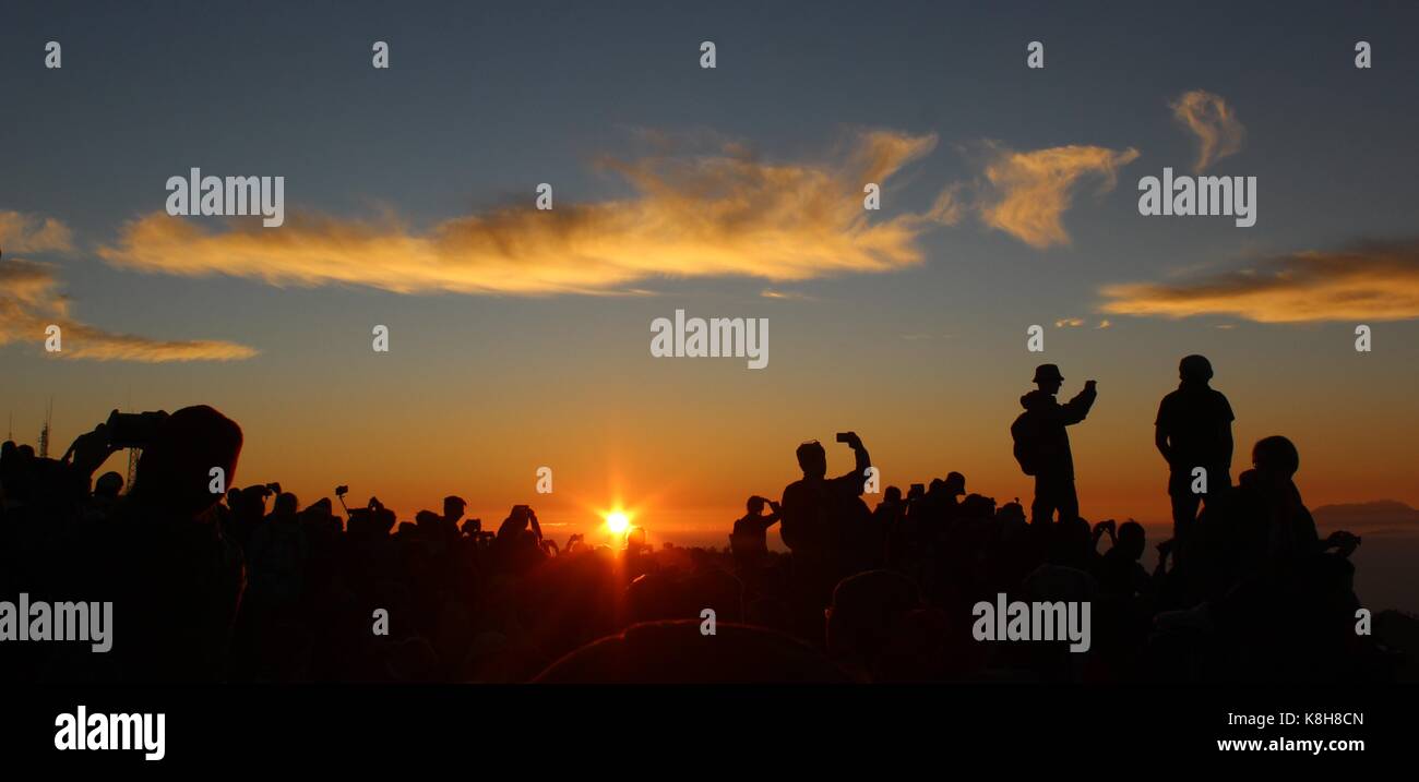 La visione di alba con altri turisti a penanjakan hill Foto Stock