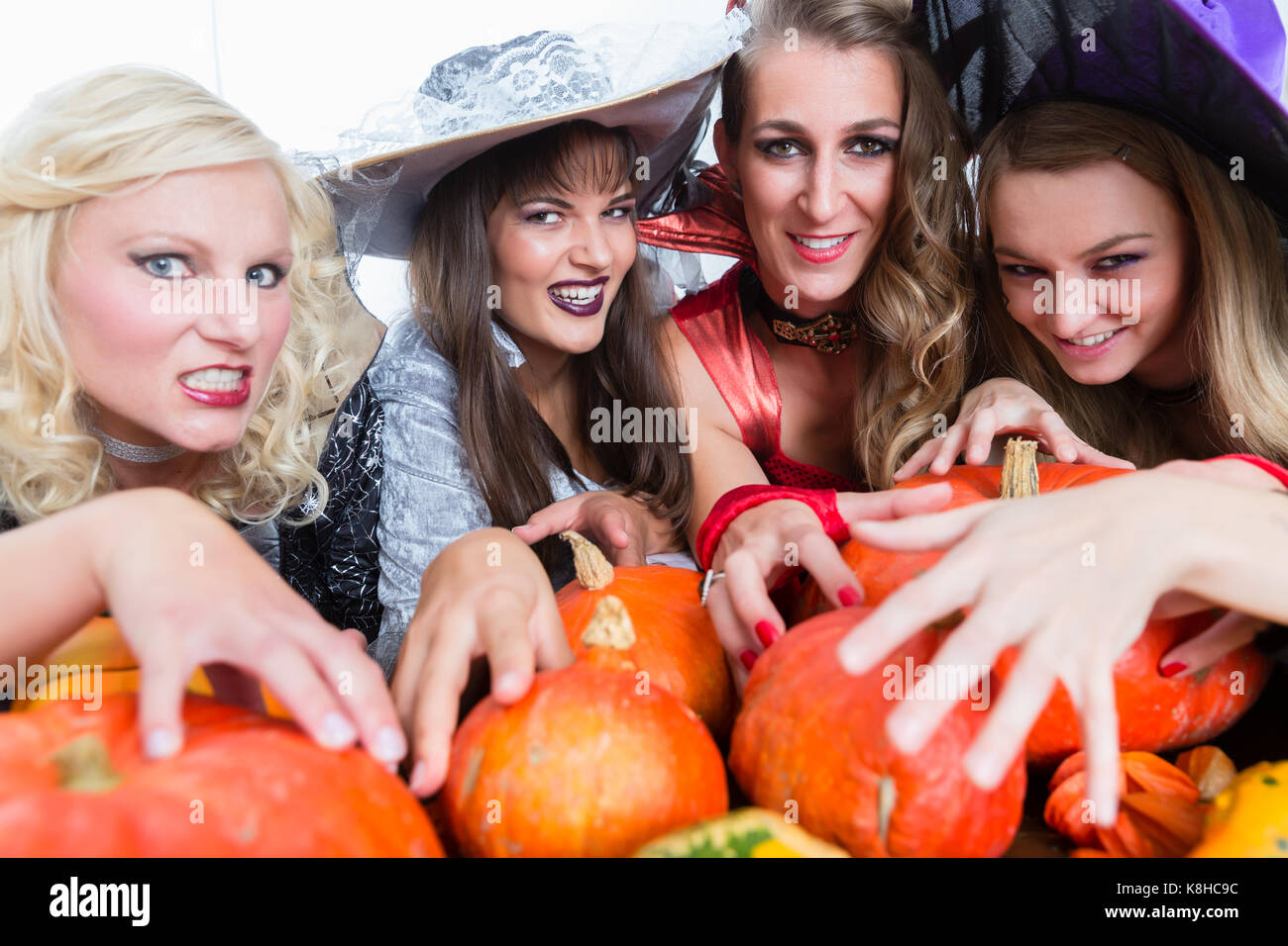 Ritratto di quattro giovani e belle donne guardando la telecamera whi Foto Stock