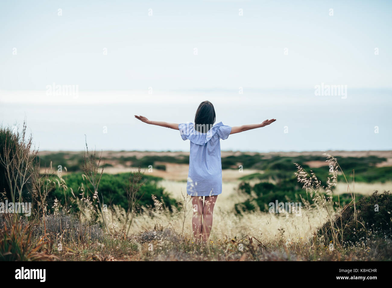 Libertà donna felice godono di una bellissima valle e sul mare paesaggio. concetto di viaggio Foto Stock