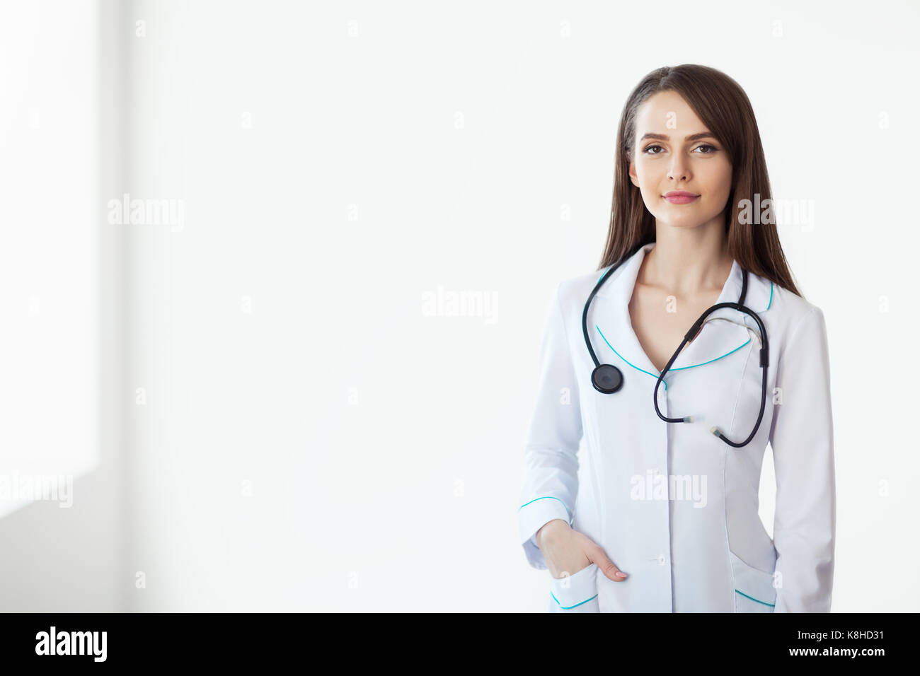 Ritratto di fiducioso bella medico in ospedale con spazio di copia Foto Stock