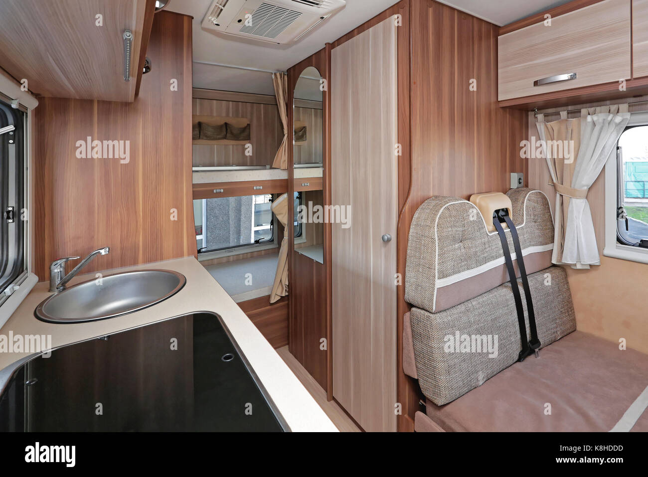 Banco di cucina in camping van interno Foto Stock