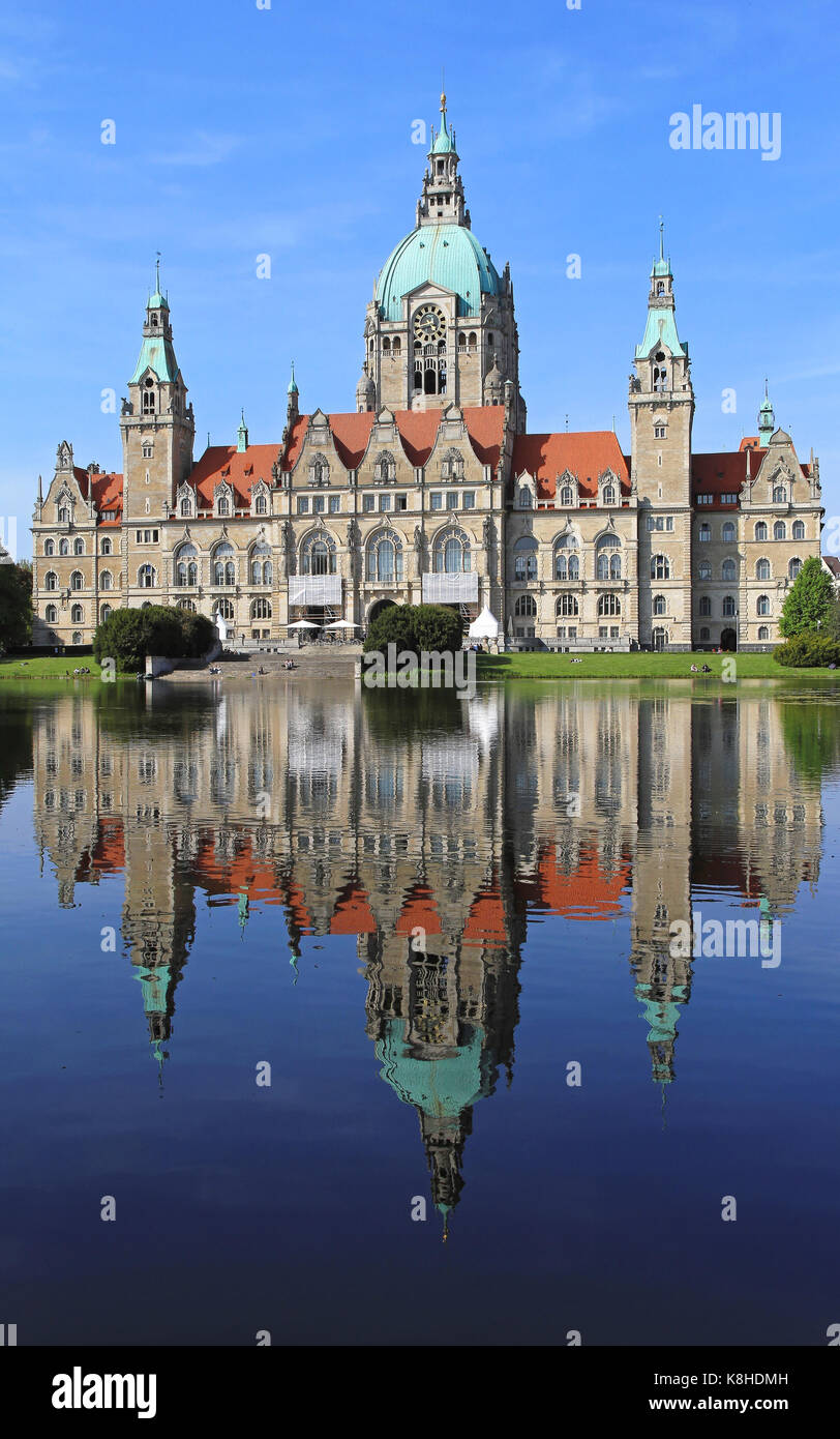 Il Rathaus municipio edificio presso il lago di Hannover Germania Foto Stock