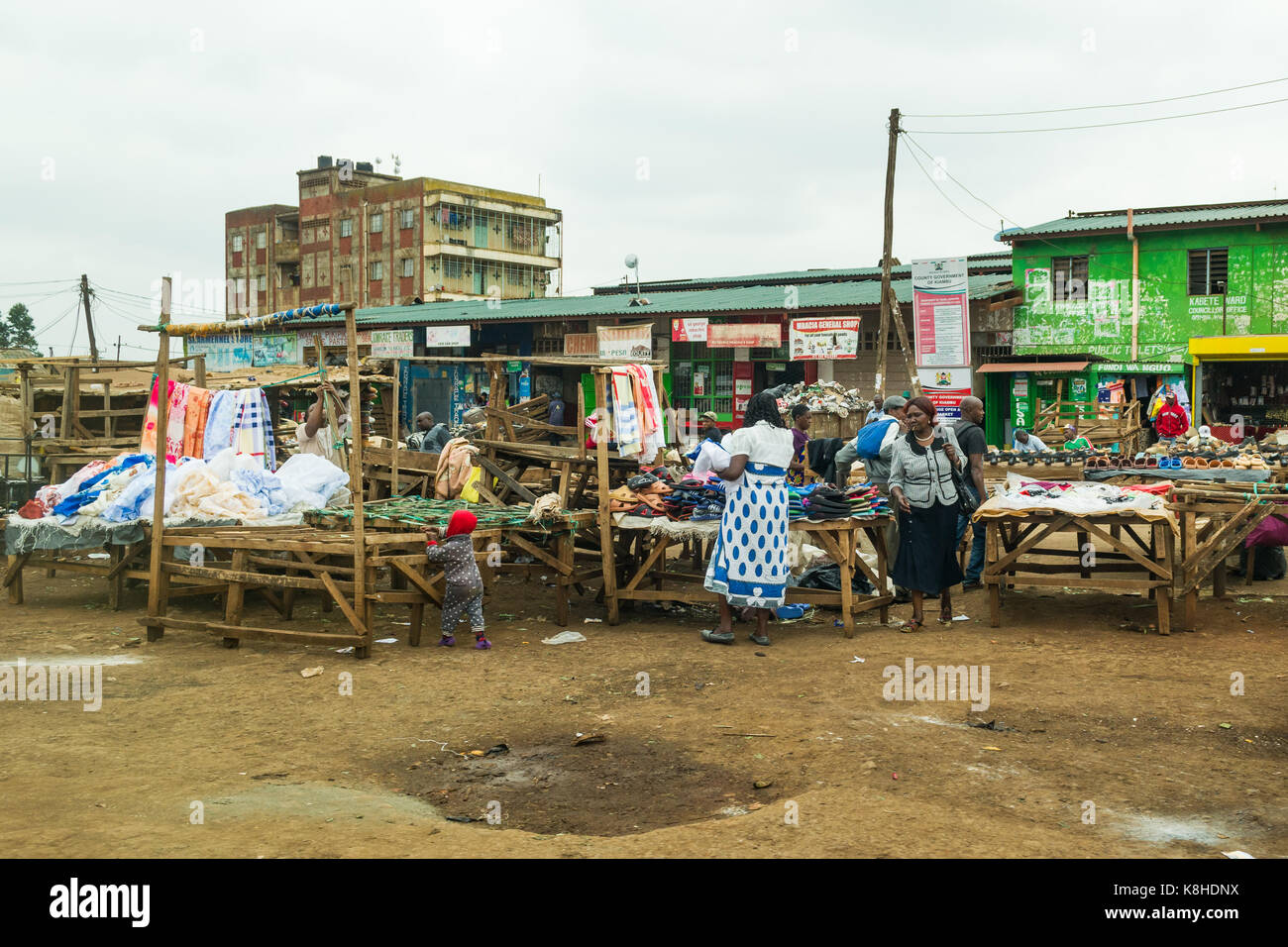 Bancarelle che vendono vari vestiti sul display all'aperto come la gente sceglie abbigliamento, Kenya Foto Stock