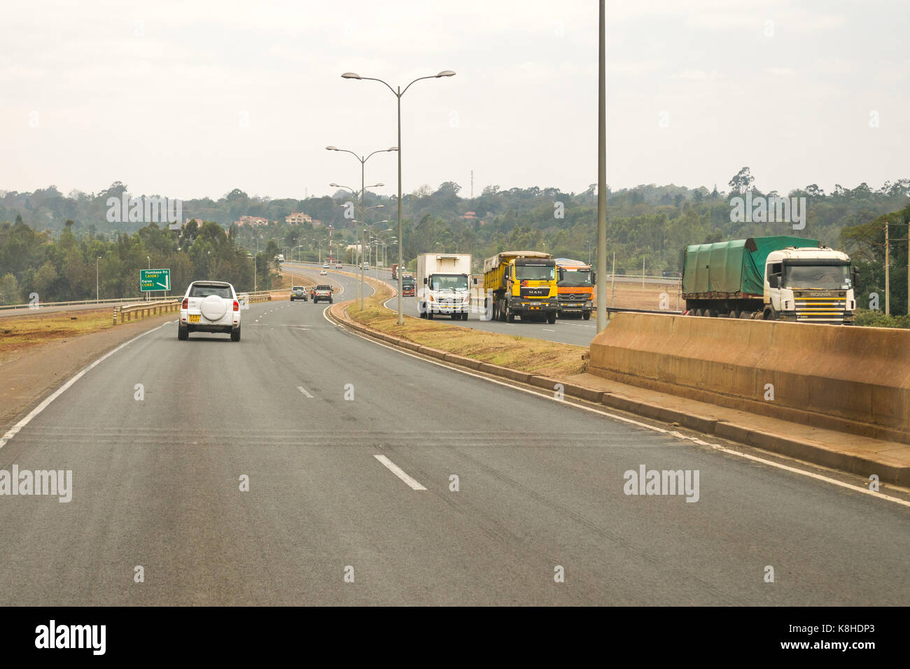 Tangenziale Sud autostrada con veicoli in movimento in entrambe le direzioni, Kenya Foto Stock