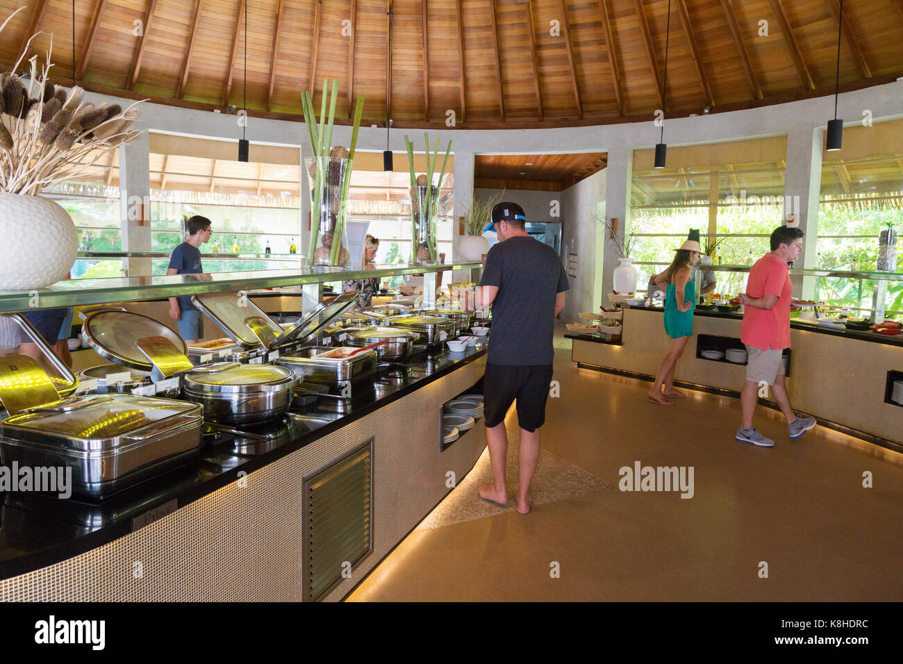 Maldive resort - gli ospiti a colazione a buffet a Kuramathi resort, Maldive, Asia Foto Stock