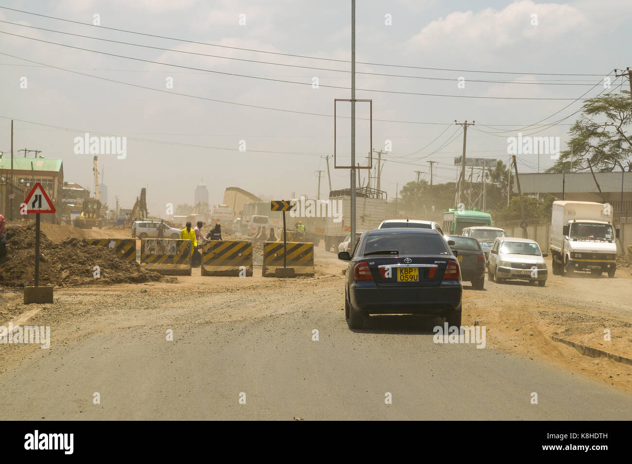 Veicoli auto giù Enterprise Road mentre in costruzione, Nairobi, Kenia Foto Stock
