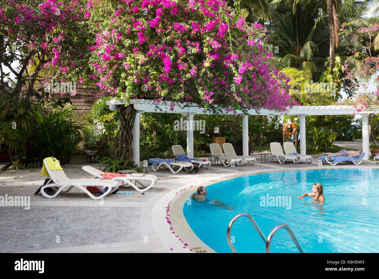 Maldive Resort - persone in una piscina, Rasdhoo Atoll, , Maldive, Asia Foto Stock