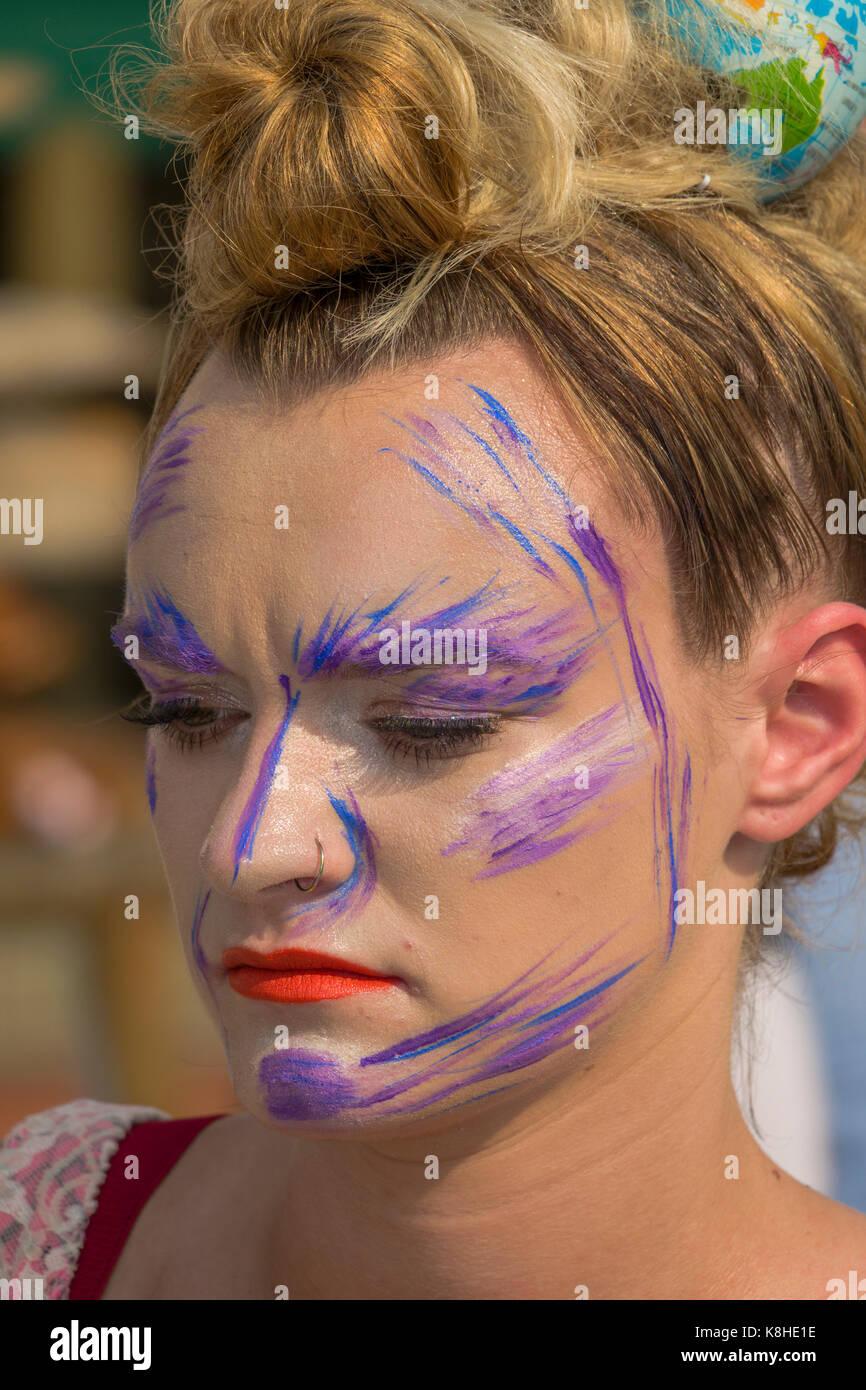 Colorata e bella giovane donna modello in posa come un essere umano manichino manichino in costume Foto Stock