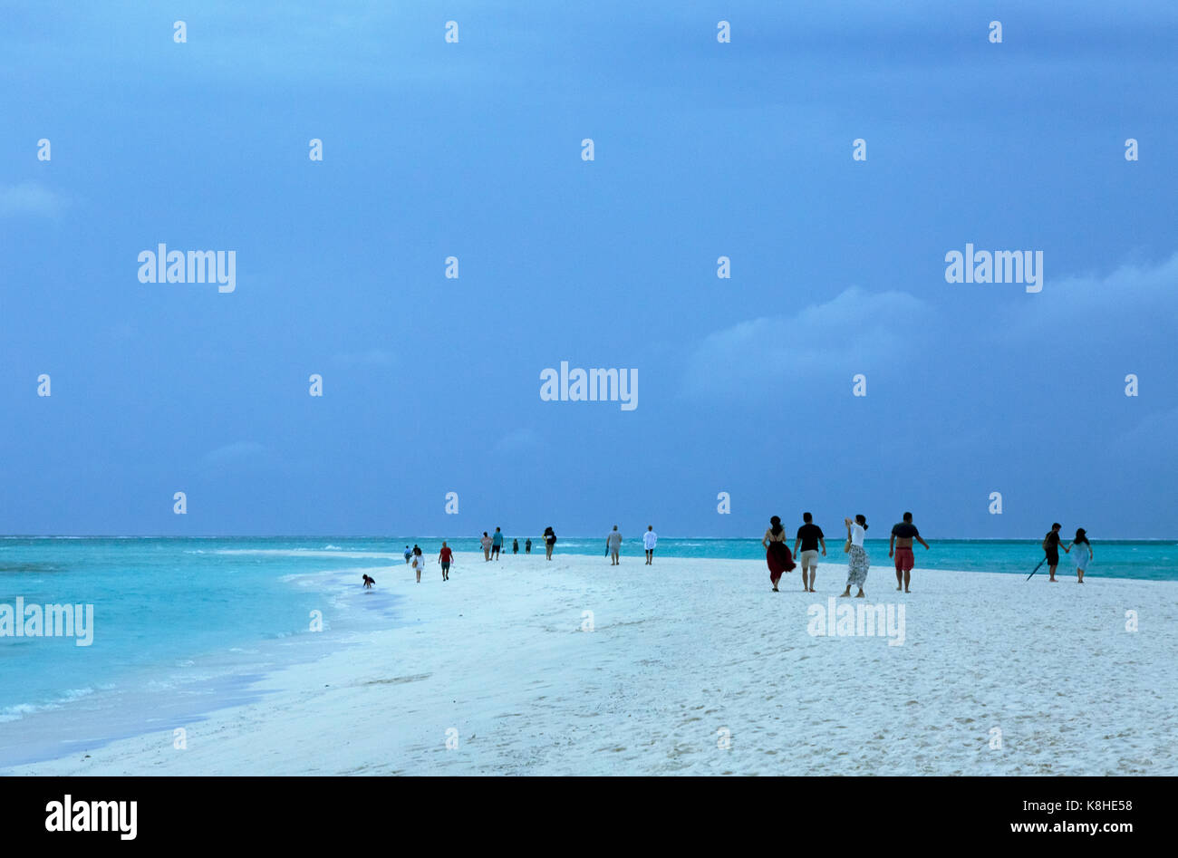 Raduno di persone sul sandspit al crepuscolo dall' Oceano Indiano , Kuramathi island resort, Kuramathi, Maldive, Asia Foto Stock