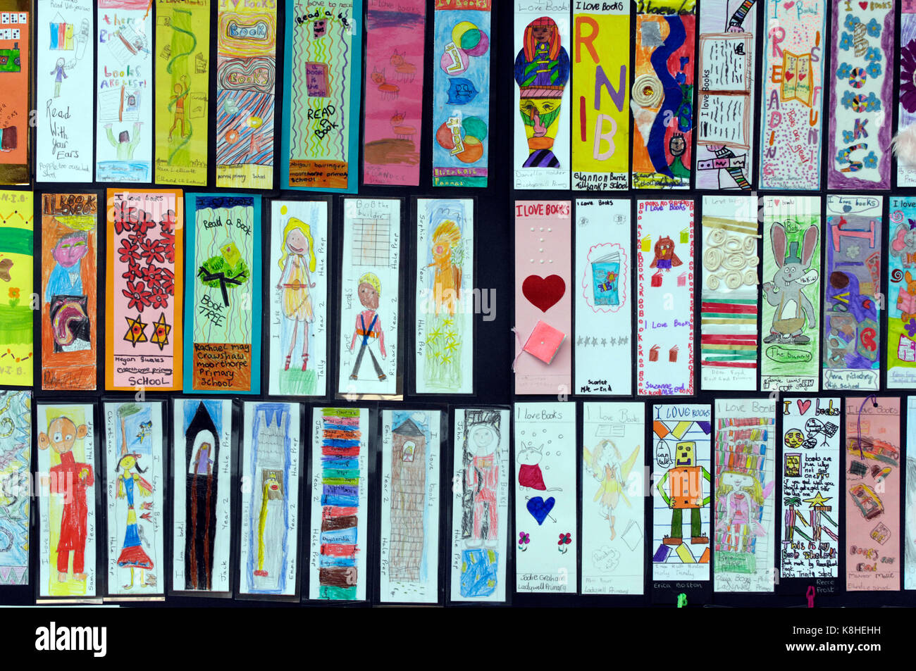 I segnalibri fatti dai bambini in classe d'arte a scuola di carità Foto  stock - Alamy