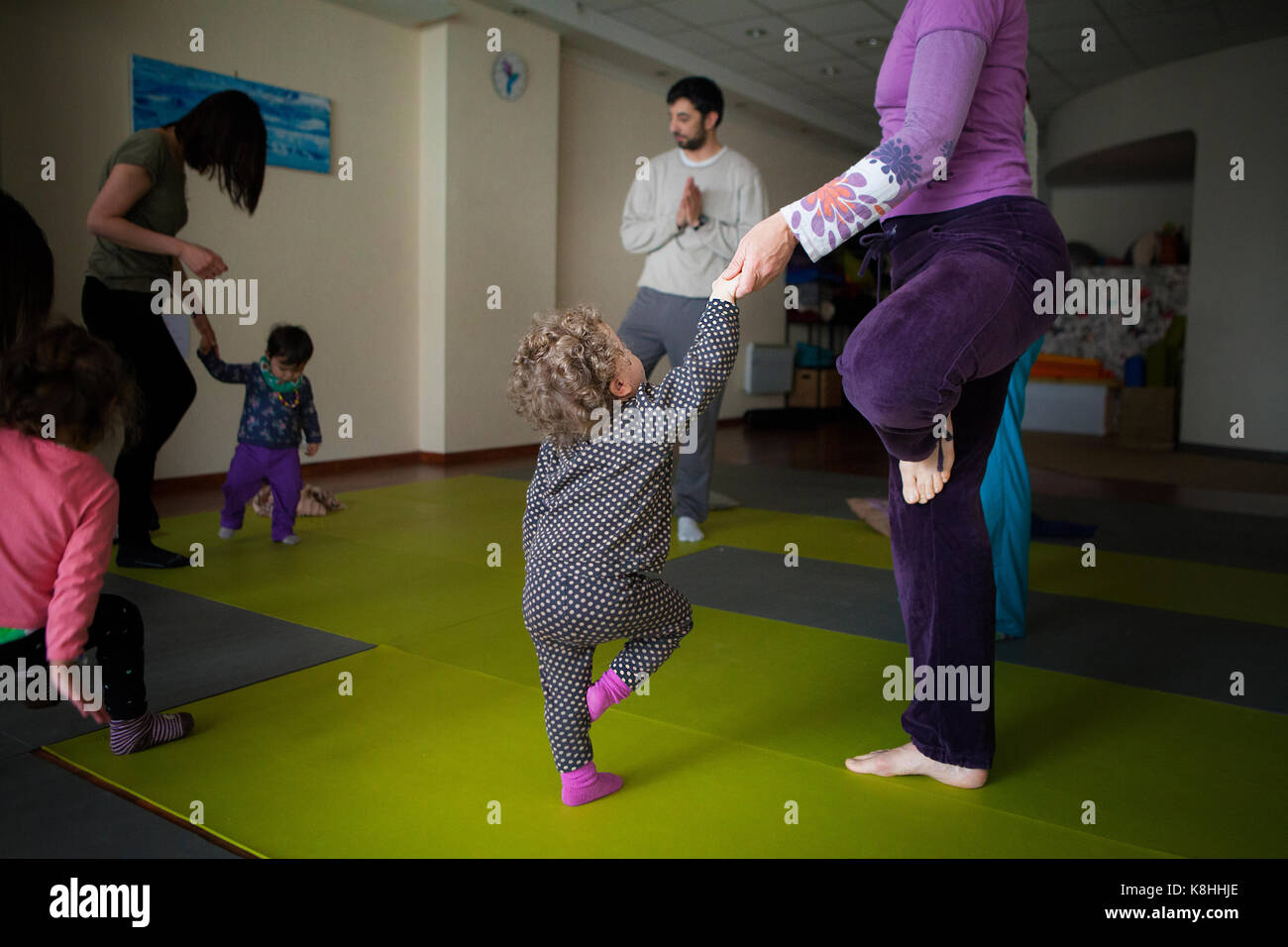Genitore e bambino la pratica dello yoga Foto Stock