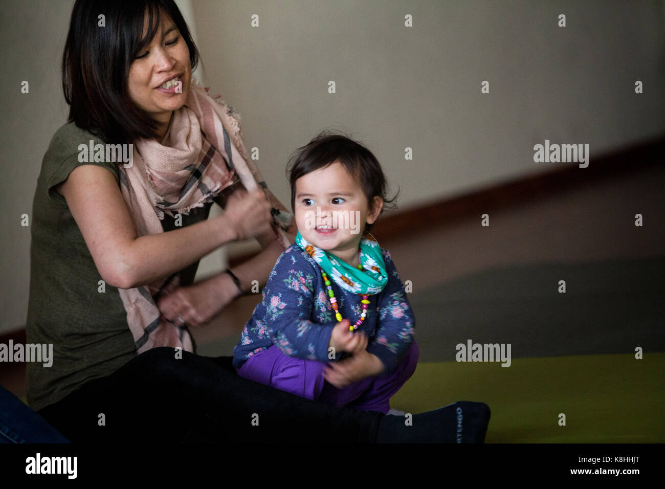 Genitore e bambino la pratica dello yoga Foto Stock