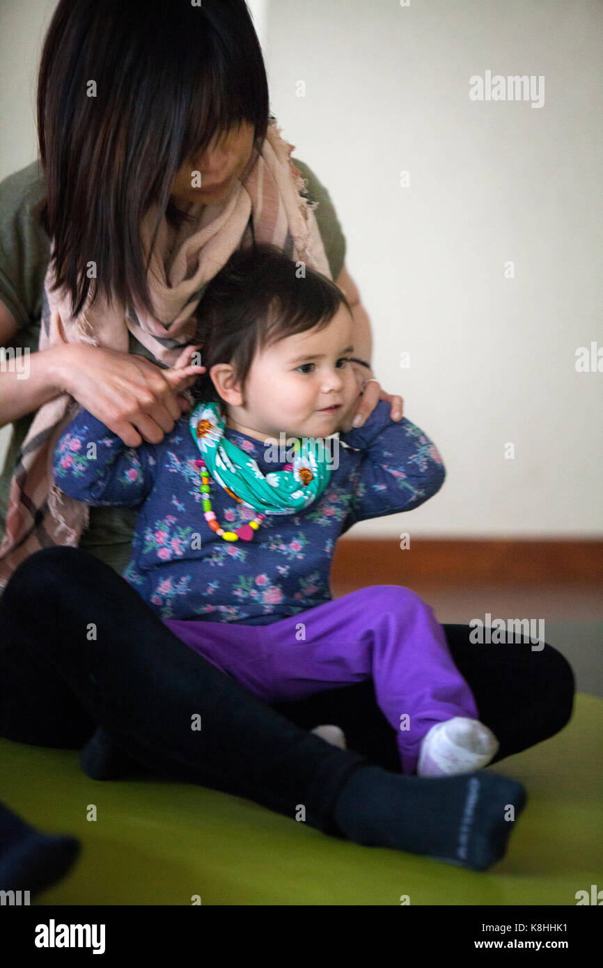 Genitore e bambino la pratica dello yoga Foto Stock