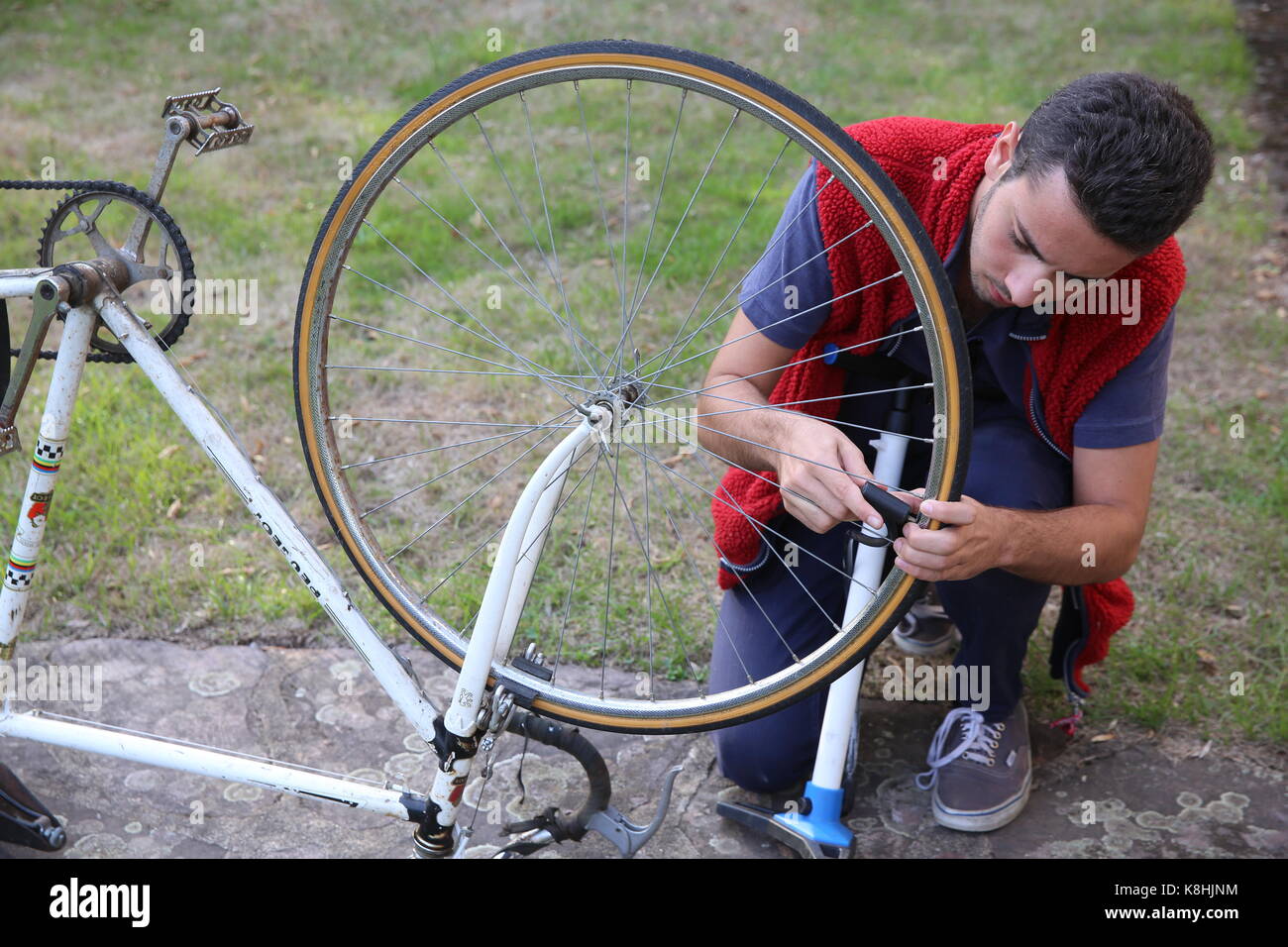 Giovane che gonfia un pneumatico di bicicletta. francia. Foto Stock