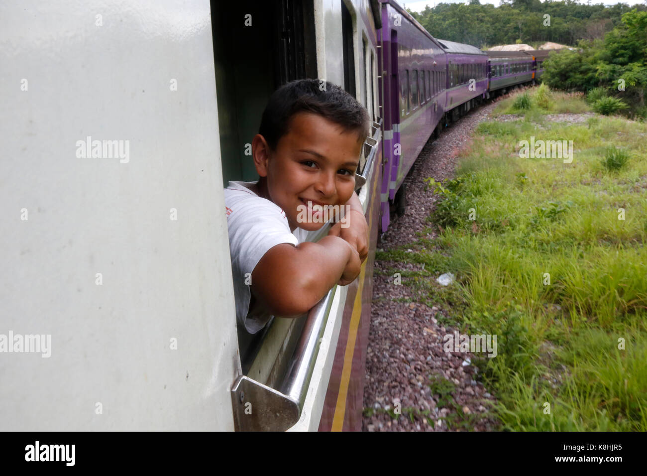 Il 10-anno-vecchio ragazzo che viaggiano in treno in Thailandia. la Thailandia. Foto Stock