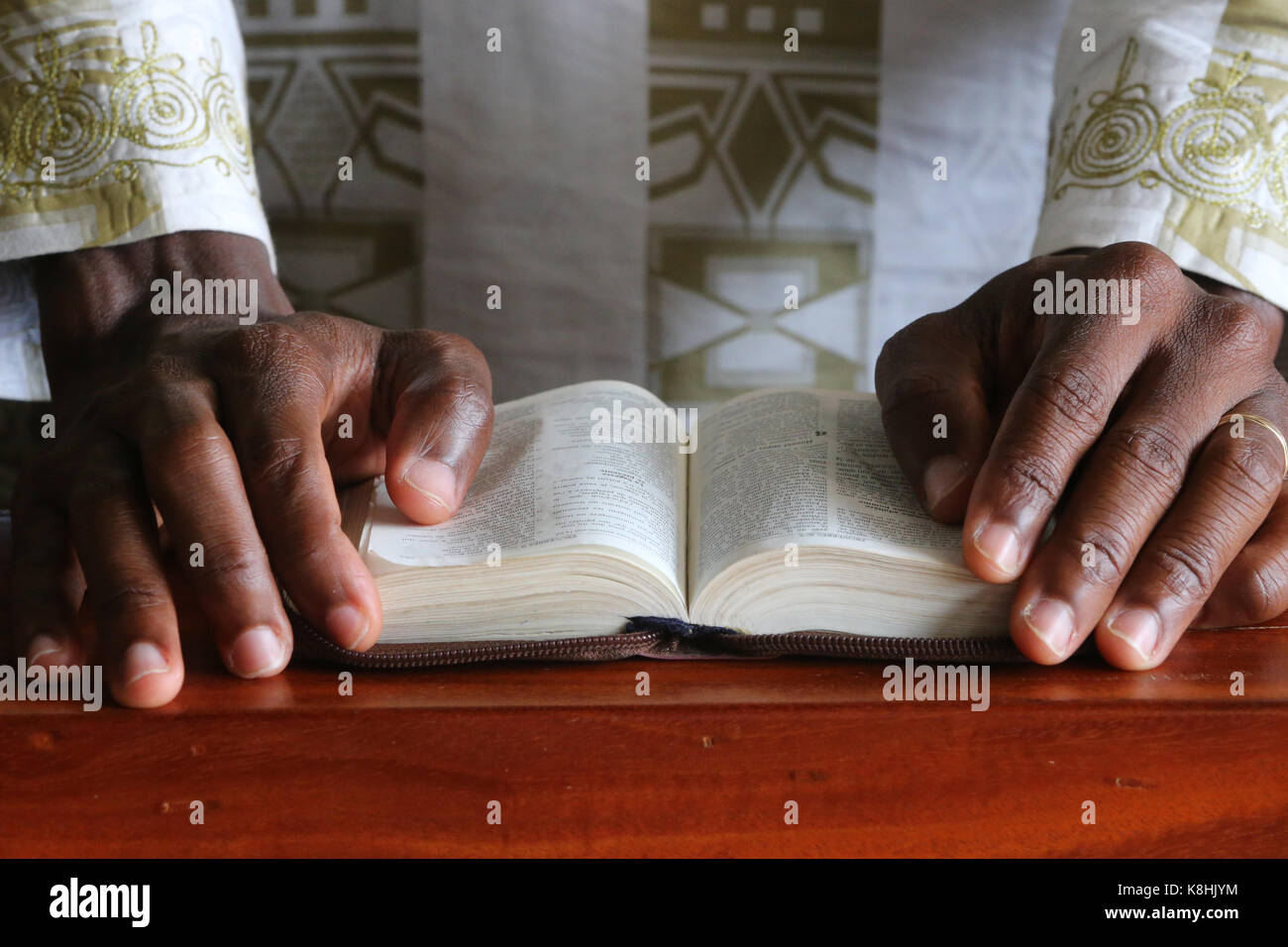 Uomo africano che legge la bibbia. Primo piano. lomé. togo. Foto Stock