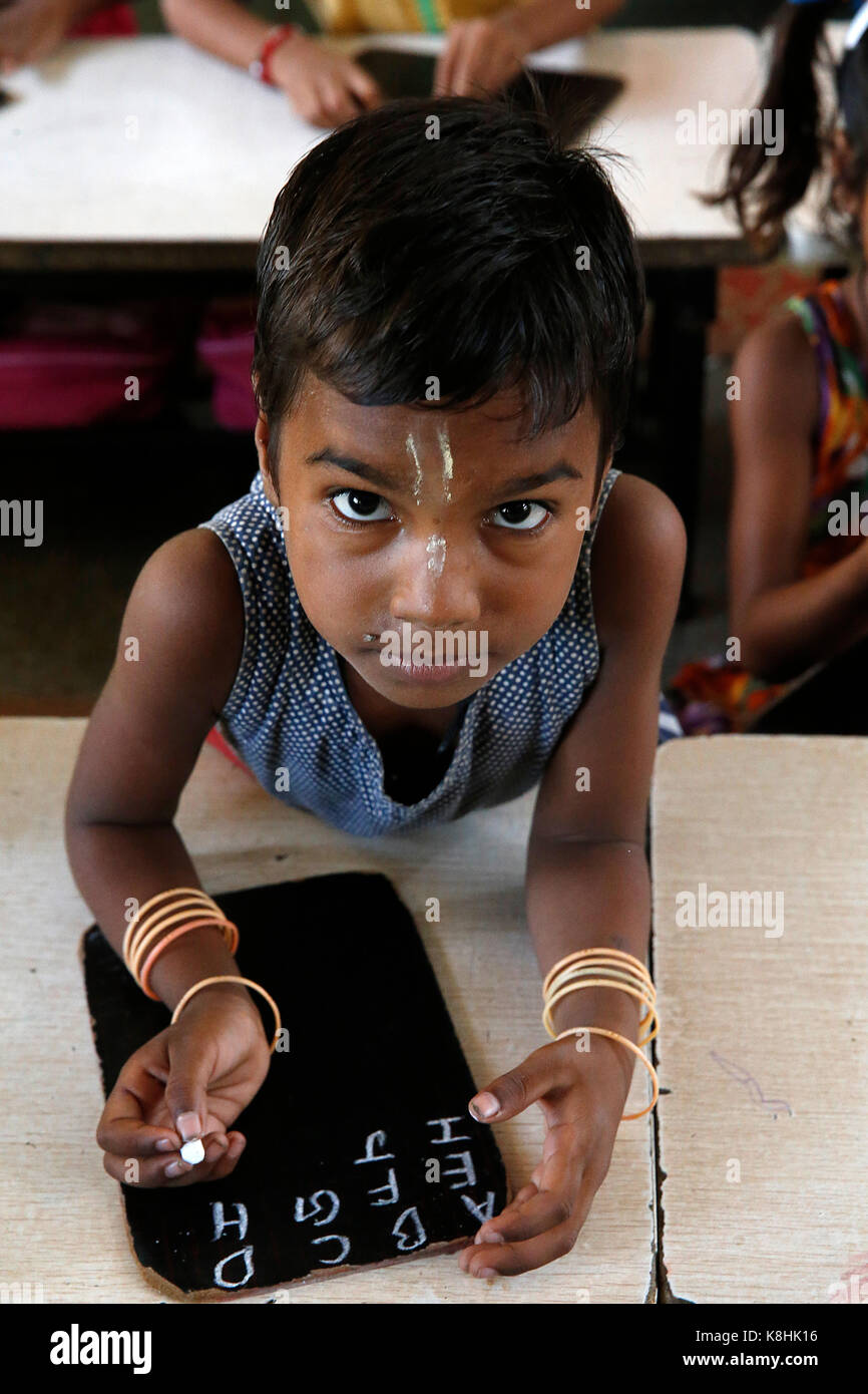 Sandipani muni scuola per ragazze bisognose gestito da food for life vrindavan. L'india. Foto Stock