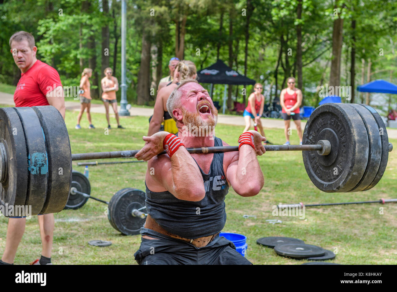 L'uomo sollevamento pesi durante il combattimento sulla concorrenza coosa che è affiliato con il garage e giochi è simile a crossfit eventi. Foto Stock