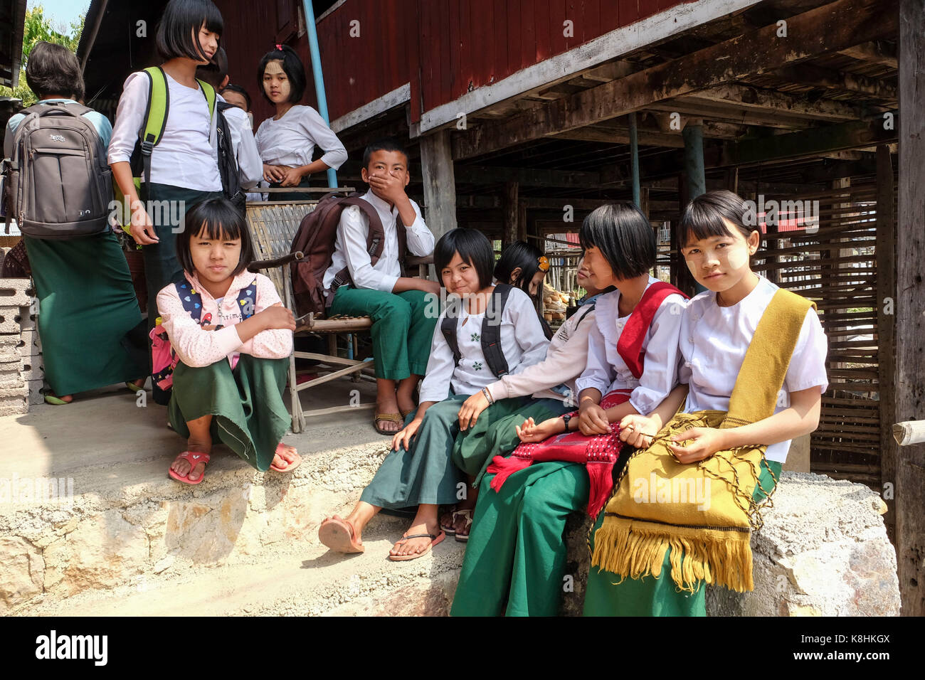 La birmania, myanmar: un gruppo di alunni nel villaggio di Seinkaung, Lago Inle. Foto Stock