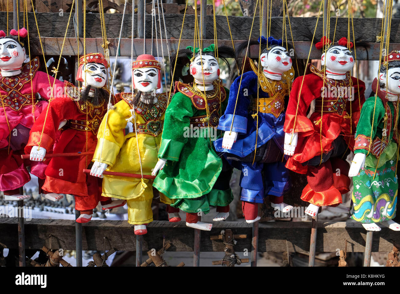 La Birmania, Myanmar Mandalay: tradizionale di marionette per la vendita Foto Stock