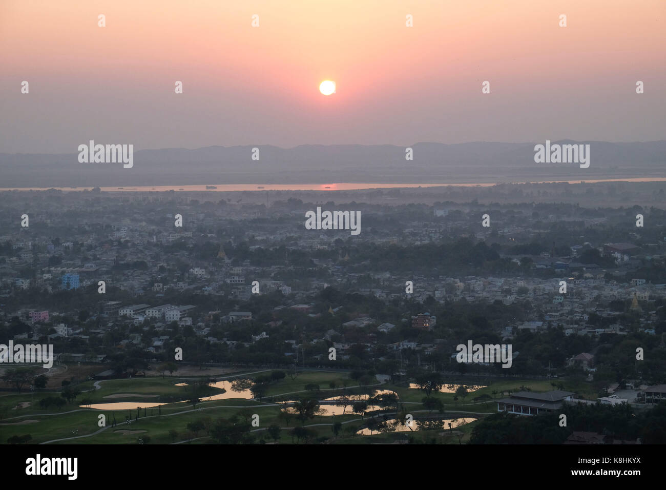 La Birmania, Myanmar Mandalay: tramonto sopra la città e il fiume Irrawaddy Foto Stock