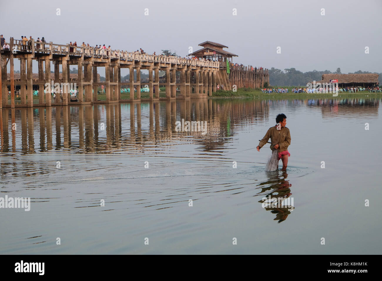 La birmania, myanmar, Amarapura: pescatore vicino alla U Bein ponte che attraversa il lago Taungthaman Foto Stock