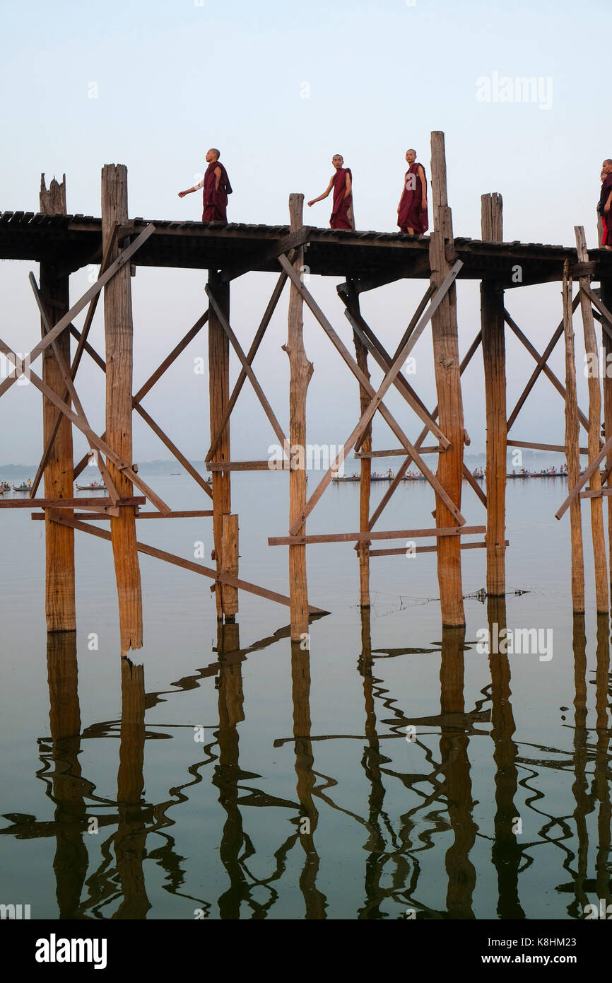 La birmania, myanmar, Amarapura: i monaci buddisti sulla U Bein ponte che attraversa il lago Taungthaman Foto Stock