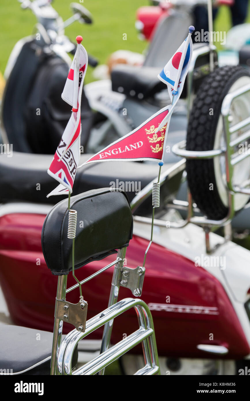 Mods scooter Vespa con l'Inghilterra a tre leoni bandiera sul retro il resto in un vintage retrò festival. Regno Unito Foto Stock