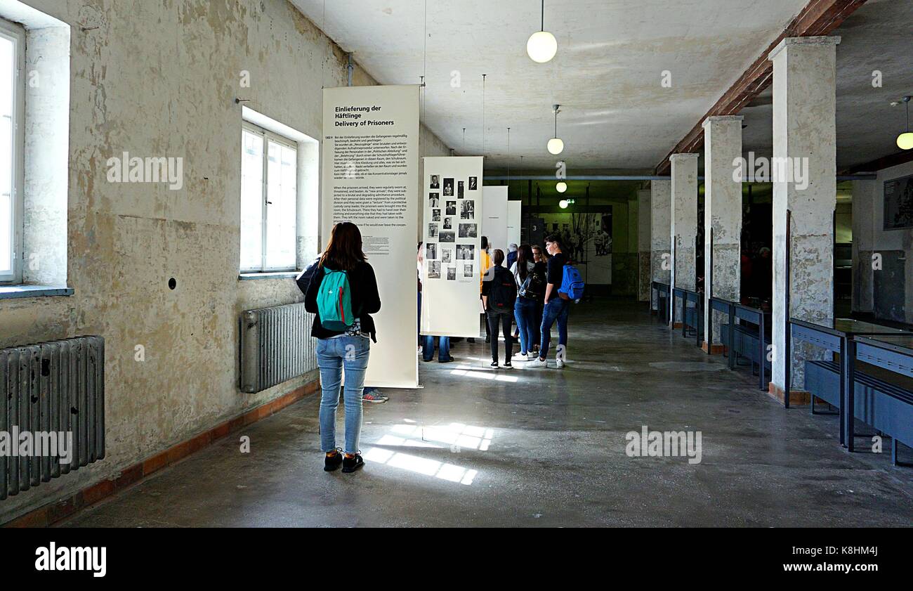 Gli studenti sono interessati ad imparare dal display mostre nel museo nel memoriale del campo di concentramento di Dachau, Dachau, Germania Foto Stock