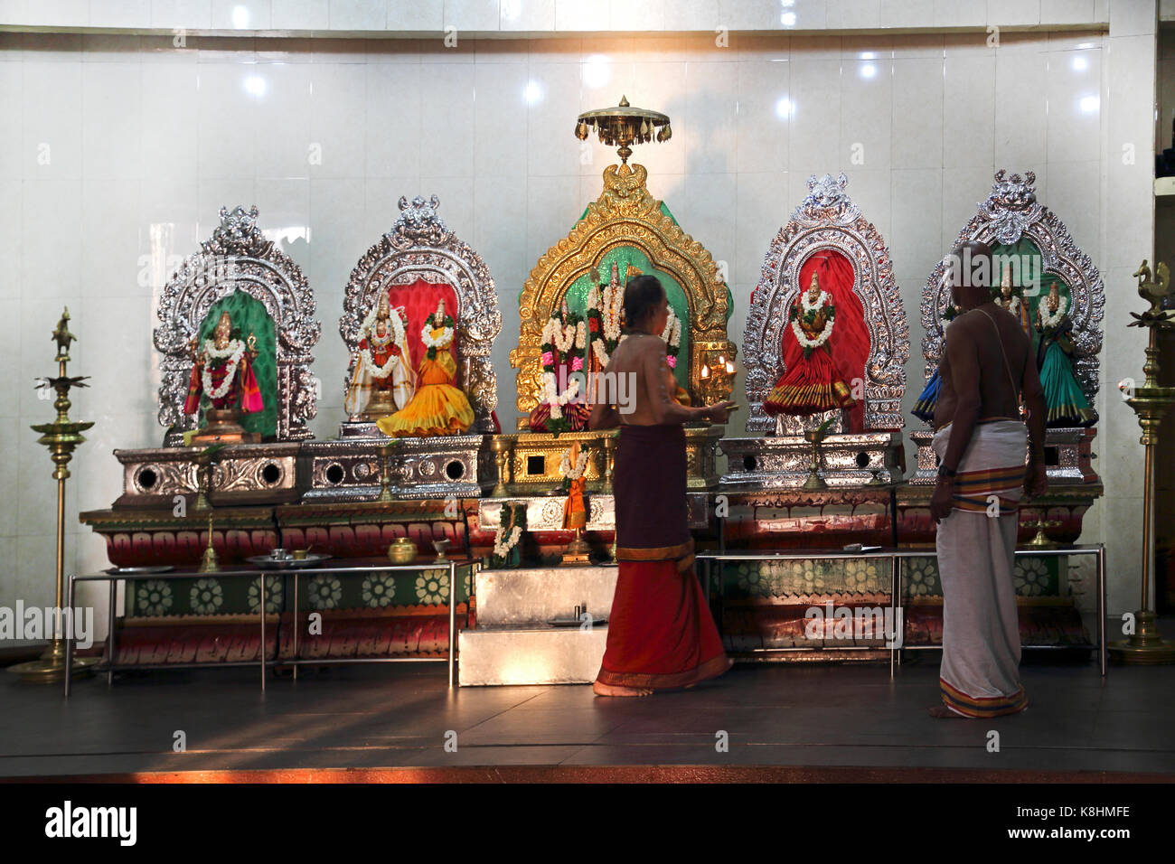 Pettah Colombo Sri Lanka nuovo Kathiresan Kovil tempio dedicato al dio della guerra Murugan uomini con candele da statue di divinità Indù Foto Stock