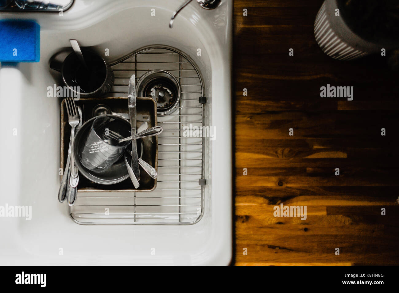 Vista aerea di utensili nel lavello da cucina a casa Foto Stock