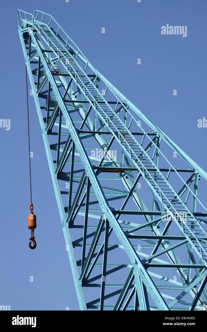 Gru industriali contro il cielo blu Foto Stock