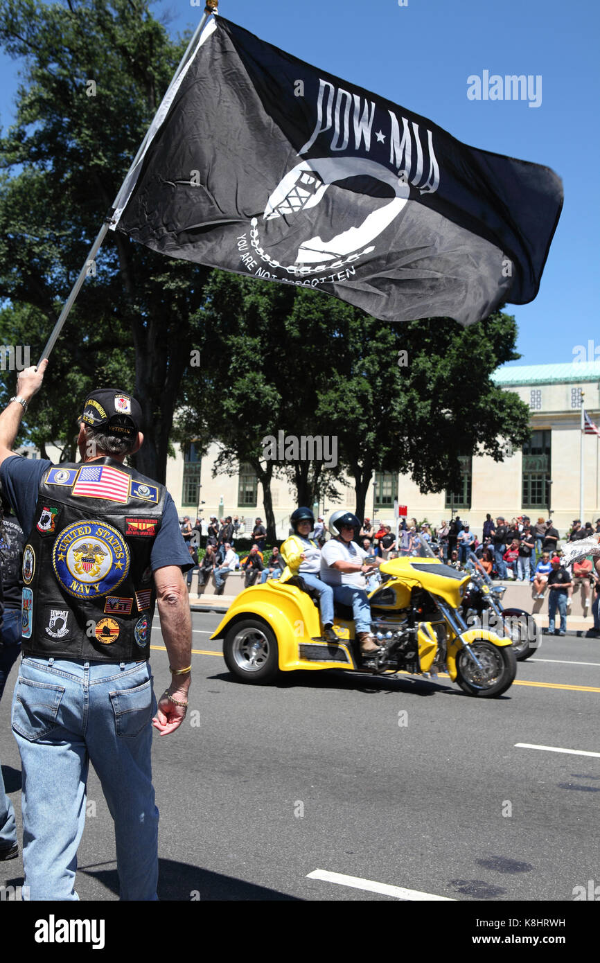 I ciclisti in lungo Constitution Avenue alla XXVI edizione Rolling Thunder Run biker rally in Washington D.C. durante il weekend del Memorial Day, 2013. Foto Stock