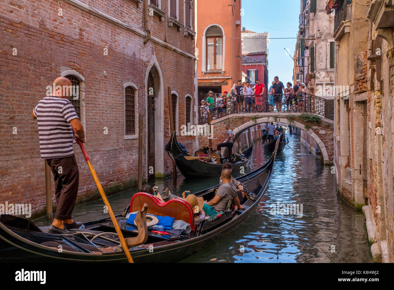 Canali di Venezia e gondola, Italia Foto Stock