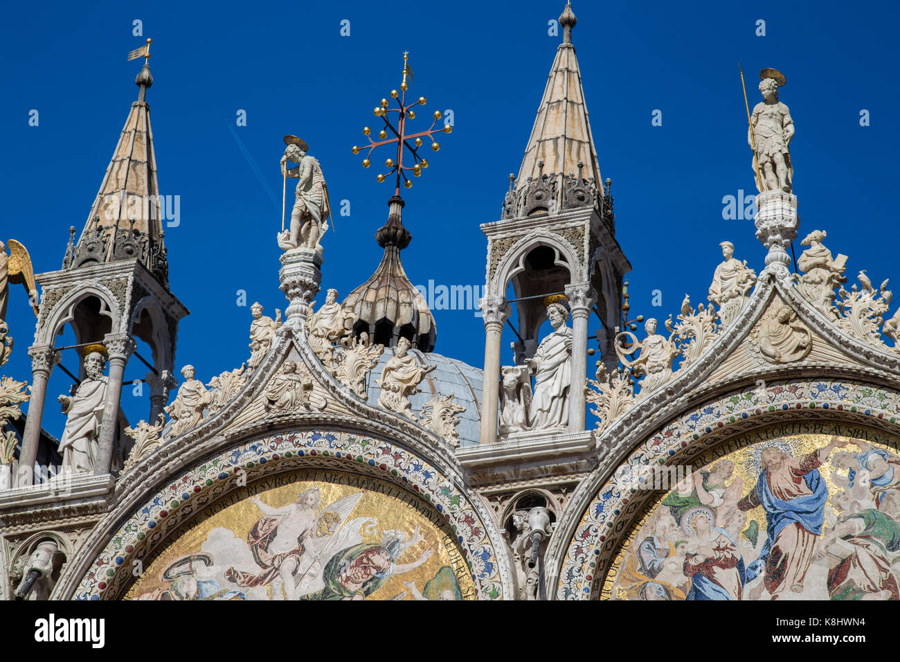 Gli intricati e abbellita da una decorazione sulla parte superiore della Basilica di San Marco in piazza San Marco, Venezia, Italia Foto Stock