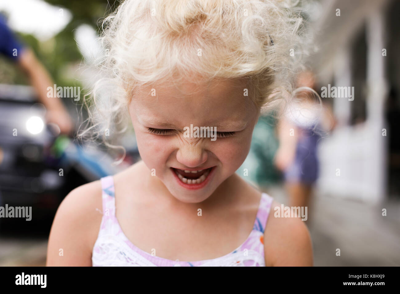 Close-up di ragazza rendendo la faccia Foto Stock