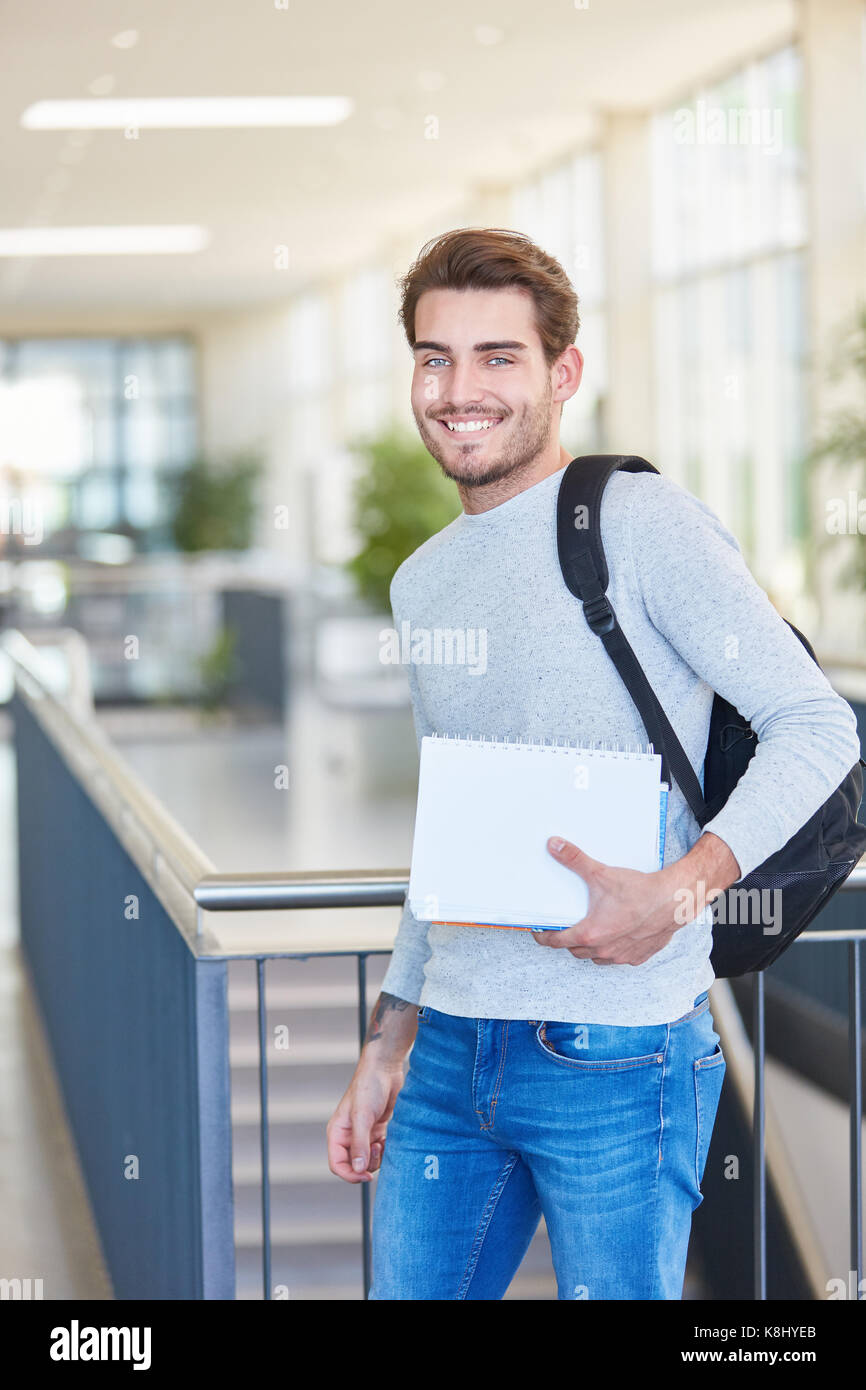 Uomo felice come studente è felice di test superati in università Foto Stock