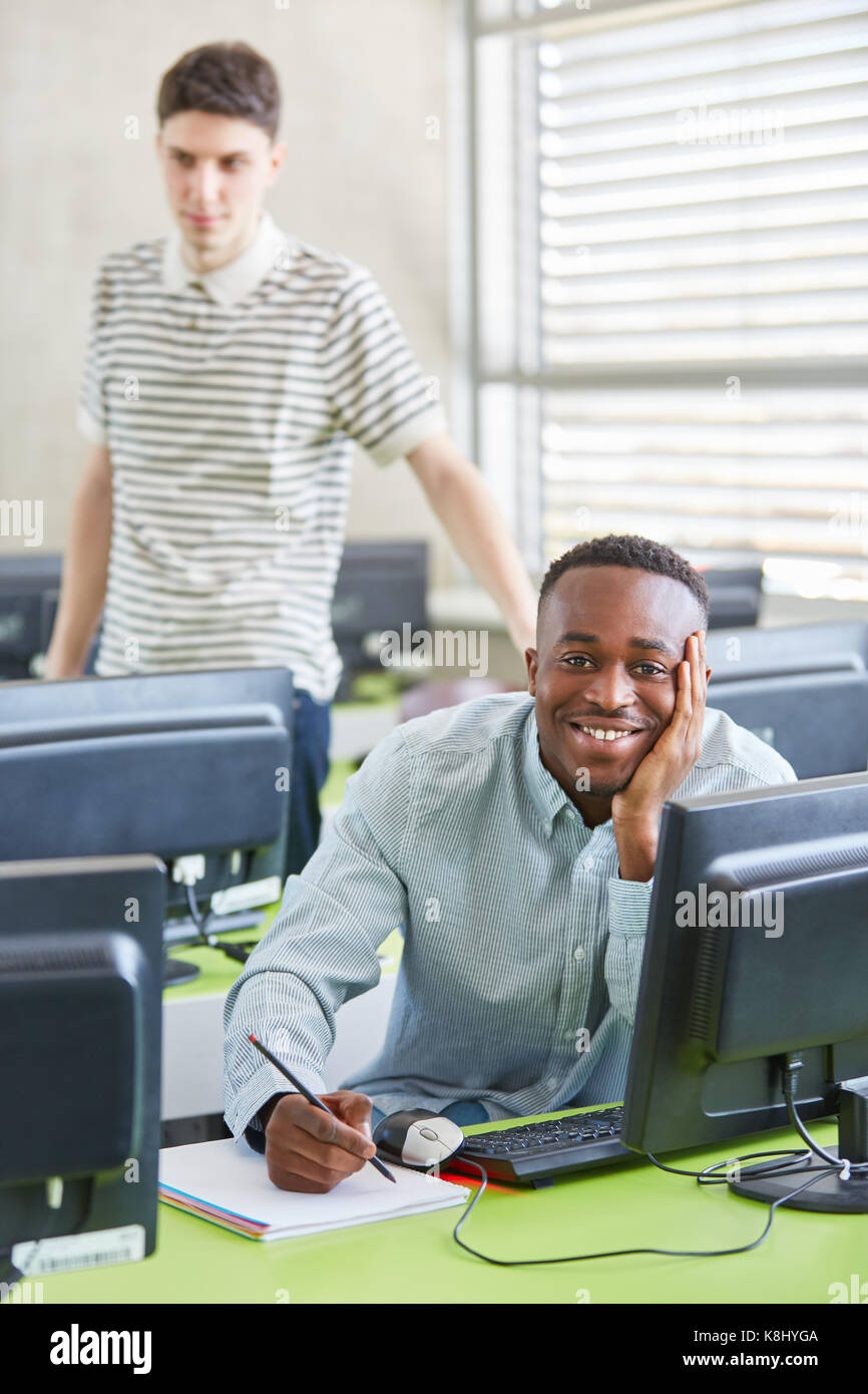 Studente africano imparare nel corso di computer nelle università Foto Stock