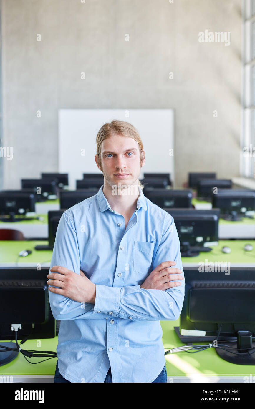Giovane uomo come studente in sala computer in università Foto Stock