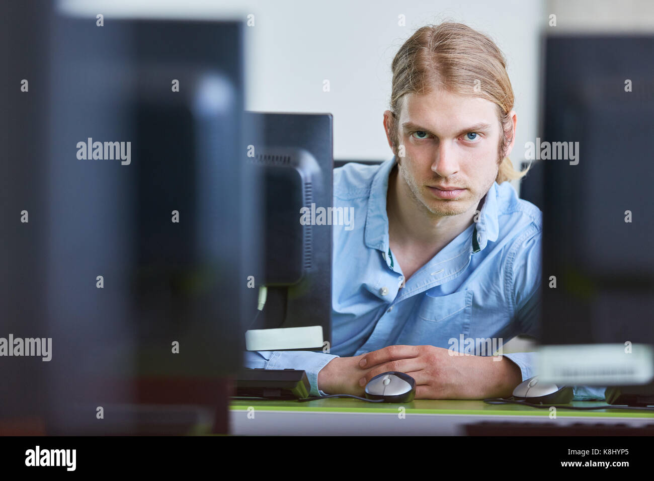Programmatore di computer studente nella classe all'università Foto Stock