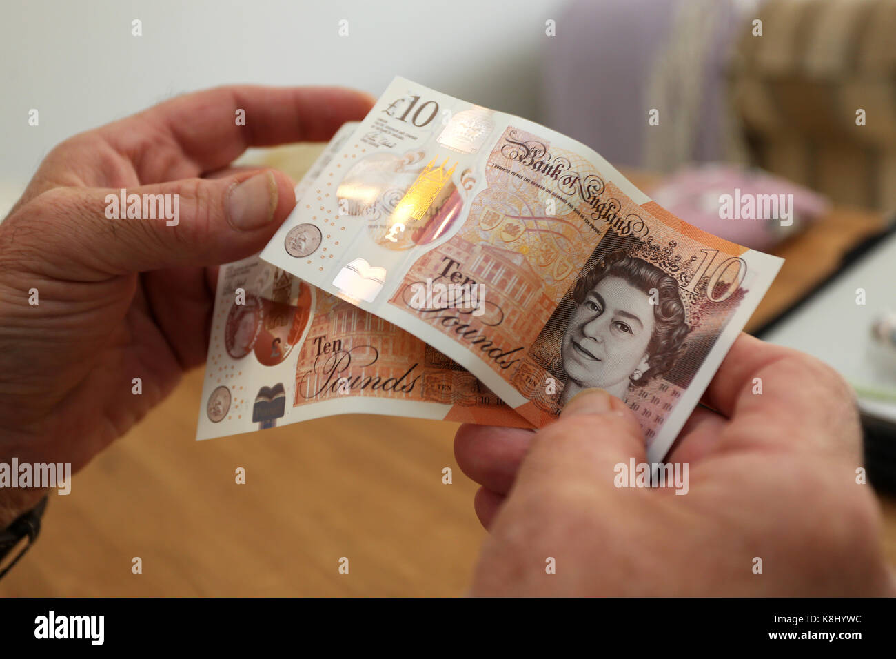 Un uomo nella foto tenendo un nuovo dieci pound nota nella sua casa a Chichester, west sussex, Regno Unito. Foto Stock