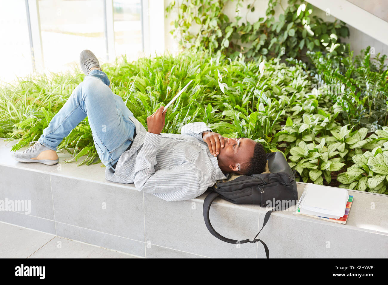 Studente africano in una pausa la lettura e lo studio per esame in università Foto Stock
